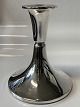Antik Huset 
præsenterer: 

Lysestage 
830 sølv. 
Designed by 
David­ 
Andersen.
Højde 11,5 cm.