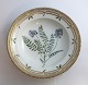 Lundin Antique 
præsenterer: 

Royal 
Copenhagen, 
Flora Danica. 
Dyb tallerken. 
Design # 3546. 
Diameter 2,52 
cm. (1 ...