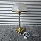 Kinnerup Antik 
& Porcelæn 
præsenterer: 

Bordlampe 
med messing 
stel
60 cm