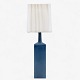 Roxy Klassik 
præsenterer: 

Le Klint
Stor bordlampe 
i blåglaseret 
stentøj og 
plisseret 
papirskærm. 
Signeret.
1 ...