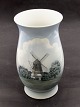 Middelfart 
Antik 
præsenterer: 

B&G vase 
med mølle nr. 
715/5440