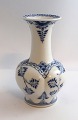 Lundin Antique 
præsenterer: 

Royal 
Copenhagen. 
Musselmalet, 
halvblonde. 
Vase. Model 
1205. Højde 16 
cm. (2 ...