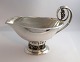Lundin Antique 
präsentiert: 
Georg 
Jensen. 
Sterling (925). 
Saucenschale 
mit Trauben. 
Design 296A. 
Länge 24 cm. 
...