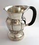 Lundin Antique 
präsentiert: 
Georg 
Jensen. Design 
7. Silber 
Kanne. Sterling 
(925). Design; 
Georg Jensen. 
Höhe 20 cm.