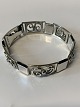Antik Huset 
præsenterer: 

Sølv 
Armlænke art 
deco vintage.
Længde 19,5 
cm.