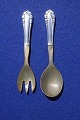 Antikkram 
præsenterer: 

Liljekonval 
Georg Jensen 
sølvbestik, 2 
dele 
salatbestik med 
horn