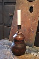 K&Co. 
præsenterer: 

Antik 
svensk 
lysestage fra 
1800 tallet i 
træ
med lysholder 
i smedejern og 
en fin 
patina...