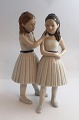 Lundin Antique 
præsenterer: 

Royal 
Copenhagen. 
Porcelænsfigur. 
Balletpiger. 
Model 135. 
Højde 21 cm. (1 
sortering)