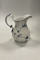 Danam Antik 
præsenterer: 

Royal 
Copenhagen 
Musselmalet 
Riflet Stor 
Kande No. 427