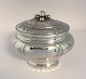 Lundin Antique 
præsenterer: 

Benny 
Larsen, kbh 
(Benny L). 
Sterling sølv 
bonbonniere 
(925). Længde 
15 cm. Højde 
...