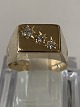 Antik Huset 
præsenterer: 

Herre 
Signetring i 14 
karat guld med 
tre diamanter.
Størrelse 59,5