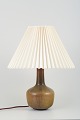 L'Art 
præsenterer: 

Eva 
Stæhr-Nielsen 
(1911-1976) for 
Saxbo, Danmark.
Keramik 
bordlampe, 
plisseret Le 
Klint ...