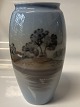 Antik Huset 
præsenterer: 

Bing & 
Grøndahl Vase, 
Motiv hus ved 
vandet
Dek. nr. 
641-5254