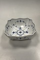 Danam Antik 
præsenterer: 

Royal 
Copenhagen 
Musselmalet 
Riflet 
Salatkumme No. 
193