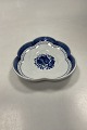 Danam Antik 
præsenterer: 

Royal 
Copenhagen Blå 
Tranquebar 
Bladformet Skål 
N.o 924/357
