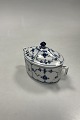 Danam Antik 
præsenterer: 

Royal 
Copenhagen 
Musselmalet 
Riflet 
Sukkerskål med 
låg No. 434