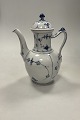 Danam Antik 
præsenterer: 

Royal 
Copenhagen 
Musselmalet 
Riflet Stor 
kaffekande No. 
49