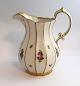 Lundin Antique 
præsenterer: 

Royal 
Copenhagen. 
Henriette. 
Vandkande. 
Model 444-8526. 
Højde 19 cm. (1 
sortering).