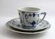 Bing & Grondahl. Blau. Kaffeetasse/Untertasse und Kuchenteller mit 
durchbrochener Kante. Modell 305.6 + 306.6. Durchmesser des Kuchentellers 15,5 
cm. (1 Wahl).
