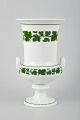L'Art 
præsenterer: 

Meissen, 
vase, stel 
Vine-Leaf 
Pattern, 
“Voller grüner 
Weinkranz”
