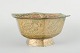 L'Art 
præsenterer: 

Kina, Ming 
dynastiet 
(Xuande mærke, 
1426-1435), 
senere, 18./19. 
årh.
Forgyldt 
bronzekar i ...