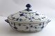 Lundin Antique 
præsenterer: 

Royal 
Copenhagen. 
Musselmalet, 
riflet. Ovalt 
lågfad. Model 
283. Længde 
27,5 cm. ...