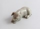 Lundin Antique 
præsenterer: 

Bing & 
Grøndahl. 
Porcelænsfigur. 
Liggende gris. 
Model 1881. 
Længde 6 cm. (1 
sortering).
