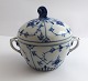 Lundin Antique 
præsenterer: 

Bing & 
Grøndahl. 
Blåmalet. 
Sukkerskål. 
Model 302. 
Højde 11 cm. (1 
sortering)