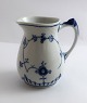 Lundin Antique 
præsenterer: 

Bing & 
Grøndahl. 
Blåmalet. 
Flødekande. 
Model 303. 
Højde 10,5 cm. 
(1 sortering)
