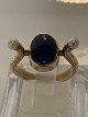 Antik Huset 
præsenterer: 

14 karat 
guld, Dame ring 
Blå sten & 
Perler.
Ring størrelse 
52.