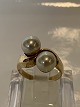 Antik Huset 
præsenterer: 

14 karat 
guld, Dame ring 
med to perler.
Ring størrelse 
52.