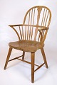 Osted Antik & 
Design 
præsenterer: 

Antik 
Armstol - 
Windsor - 
Patineret 
Egetræ - 
1920erne
