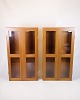 Osted Antik & 
Design 
præsenterer: 

Sæt Af To 
Vitrineskabe / 
Apotekterskabe 
- Oregon Pine - 
Dansk Design - 
1960erne
