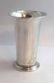 Lundin Antique 
præsenterer: 

Georg 
Jensen. 
Sterling 
sølvvase 
hammerslået. 
Model 107. 
Højde 13,5 cm. 
Produceret ...