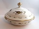 Lundin Antique 
præsenterer: 

Royal 
Copenhagen. 
Rundt lågfad 
med fuglemotiv. 
Diameter 23 cm. 
Højde 15 cm. 
...