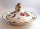 Lundin Antique 
præsenterer: 

Royal 
Copenhagen. 
Saksisk blomst. 
Rundt lågfad. 
Højde 17 cm. 
Diameter 28 cm. 
...