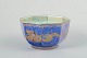 L'Art 
præsenterer: 

Wedgwood, 
England
Ottekantet 
skål i 
blå-lilla 
lustre ware.