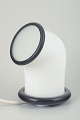 L'Art 
præsenterer: 

Holmegaard, 
Danmark
Bordlampe af 
opalhvidt glas 
med sorte 
detaljer.