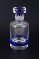 Karaffel med prop i klart og blåt glas. Formentlig Murano, Italien, midt 
1900-tallet.