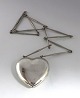 Lundin Antique 
præsenterer: 

Georg 
Jensen. 
Halskæde med 
stort 
sølvhjerte 
(925). Model 
126. Mål 6,5 
*6,5 cm. ...