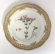 Lundin Antique 
præsenterer: 

Royal 
Copenhagen, 
Flora Danica. 
Frokost 
tallerken med 
gennemskåret 
bort. Design 
...