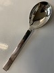 Antik Huset 
præsenterer: 
Parallel / 
Relief Georg 
Jensen, 
Dessertske 
sølv.
Længde 16,8 
cm.