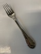 Antik Huset 
præsenterer: 
Georg 
Jensen 
Middagsgaffel 
Liljekonval 
Sølv
Længde 18,8 cm