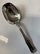 Antik Huset 
præsenterer: 
Serveringsske 
i Dobbeltriflet 
sterling sølv 
af Georg 
Jensen.
Længde 20,3 
cm.