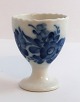 Lundin Antique 
præsenterer: 
Royal 
Copenhagen. Blå 
blomst, 
svejfet. 
Æggebæger. 
Model 1568. 
Højde 6,5 cm. 
(3 ...