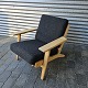 Kinnerup Antik 
& Porcelæn 
præsenterer: 
Hans 
Wegner lænestol
GE290
Eg