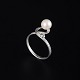 Skandinavisk ring med perle og diamanter, 18k hvidguld.