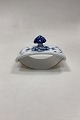 Danam Antik 
præsenterer: 
Royal 
Copenhagen 
Musselmalet 
Riflet 
Blækvugge No. 
2034