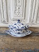 Karstens Antik 
præsenterer: 
Royal 
Copenhagen 
Musselmalet 
helblonde 
sauceskål med 
låg no. 1106