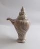 Lundin Antique 
præsenterer: 
Royal 
Copenhagen. 
Rosa Konkylie. 
Design ; Arje 
Griegst. 
Flødekande. 
Højde 14,5 cm. 
...